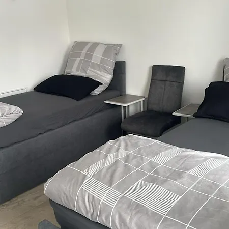 Quiet 2-bedroom - Ideal For Families & Work Apartman