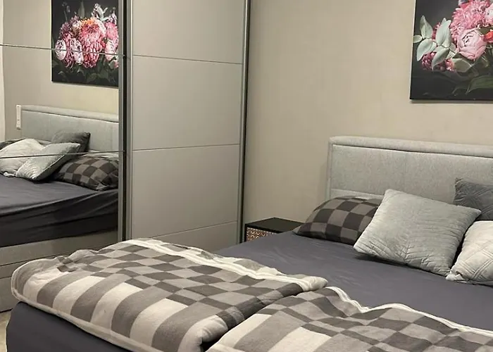 Schoenes Mit Terrace Daire